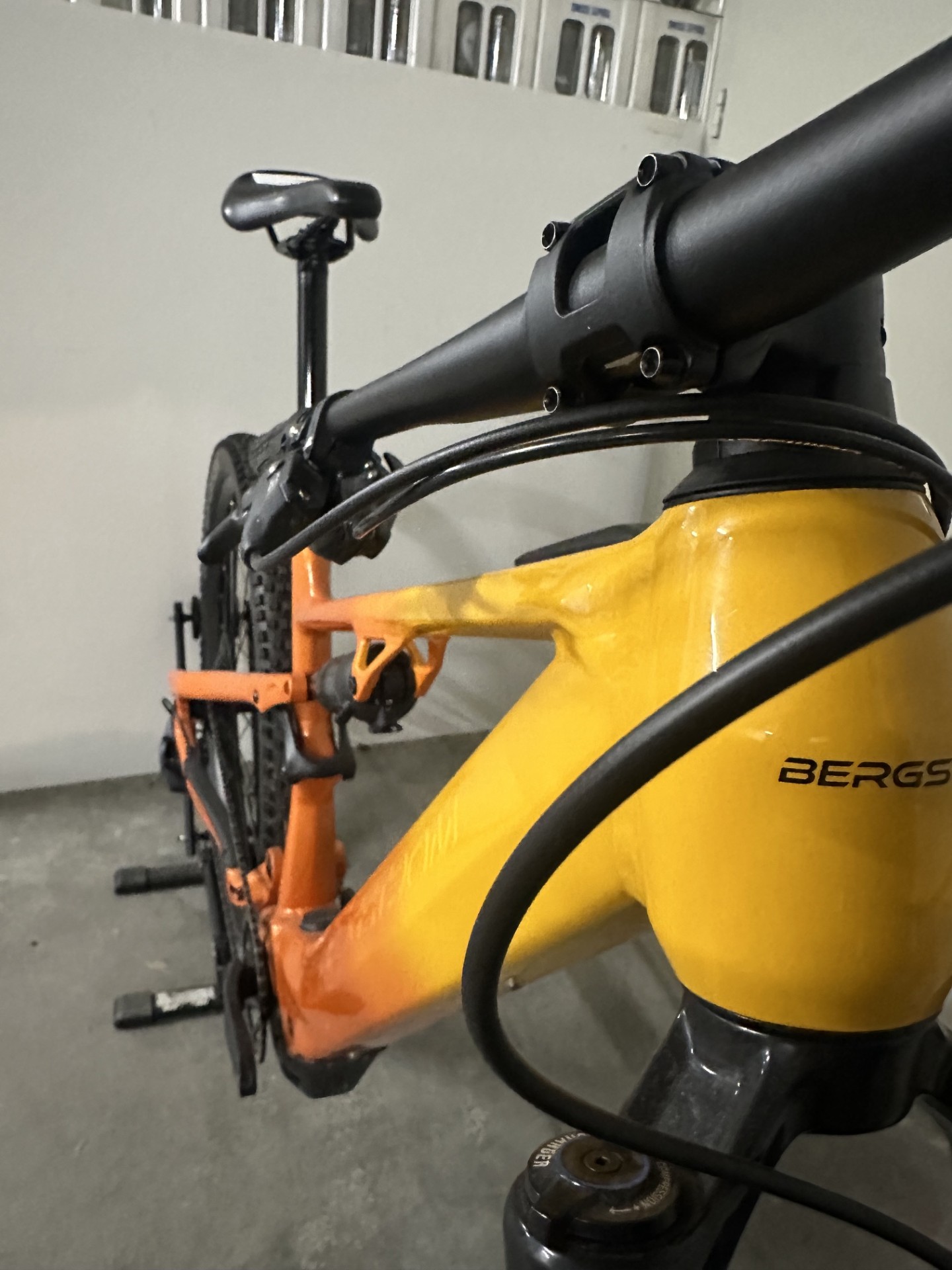 Bergstrom Flow 3 E-MTB Testvelo - Frontansicht