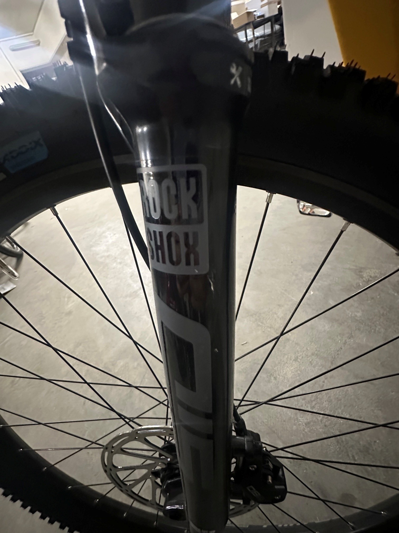 Bergstrom Flow 3 E-MTB in gelb, Testvelo Kratzer Gabel
