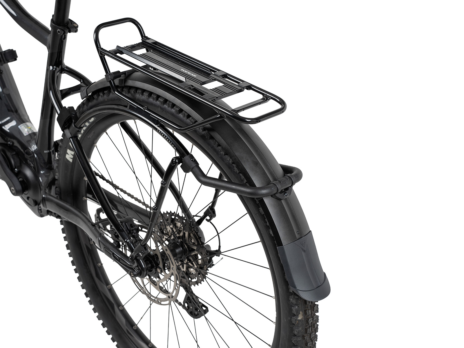 Topeak TetraRack Full Fender M2 Hinterrad-Schutzblech montiert am Bike mit Gepaecktraeger und breitem Reifen.