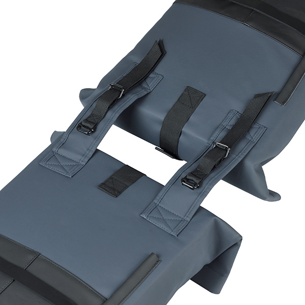 Detailansicht der Basil Cove Doppeltaschen-Unterseite mit Befestigungsgurten für den Gepäckträger.